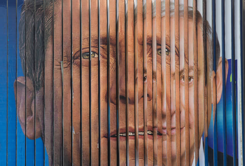 Избирательный билборд, который меняет фото Ицхака Герцога на Биньямина Нетаньяху