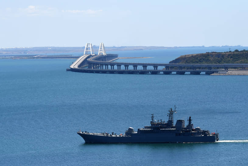 Большой десантный корабль Военно-морского флота России у Крымского моста
