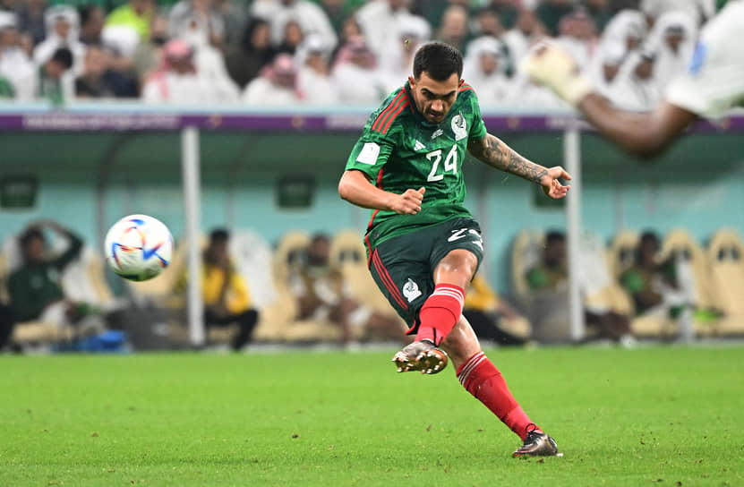 На чемпионате мира 2022 года в Катаре Луис Чавес входил в стартовый состав сборной Мексики во всех трех матчах группового этапа, а во встрече с Саудовской Аравией отметился эффектным голом со штрафного