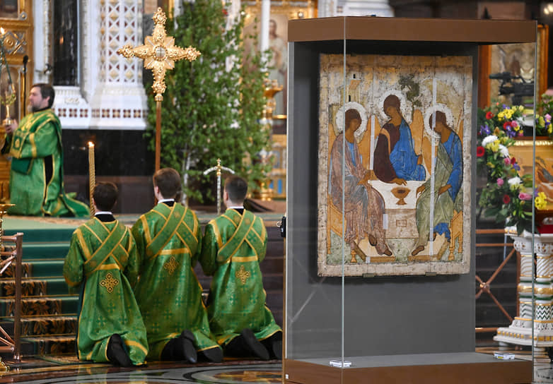 Как следует помолившись, РПЦ отдала икону на реставрацию