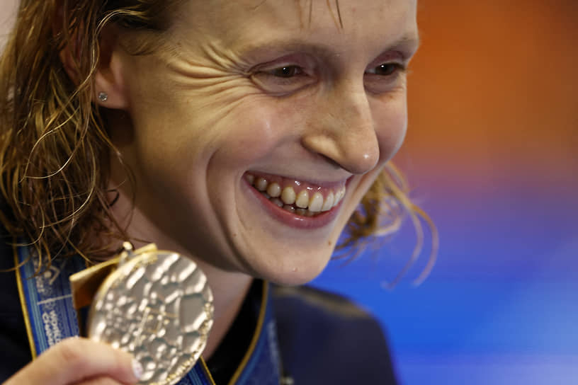 Заплыв на 1500 м вольным стилем в Фукуоке принес Кэти Ледеки 15-ю золотую медаль на индивидуальных дистанциях чемпионатов мира