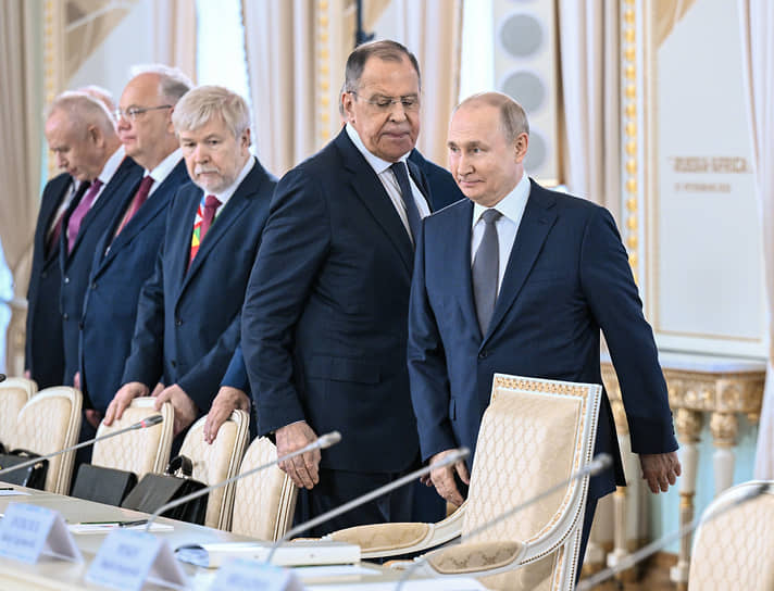 Члены российской делегации во главе с Владимиром Путиным начинают серию из 17 двусторонних переговоров в Петербурге