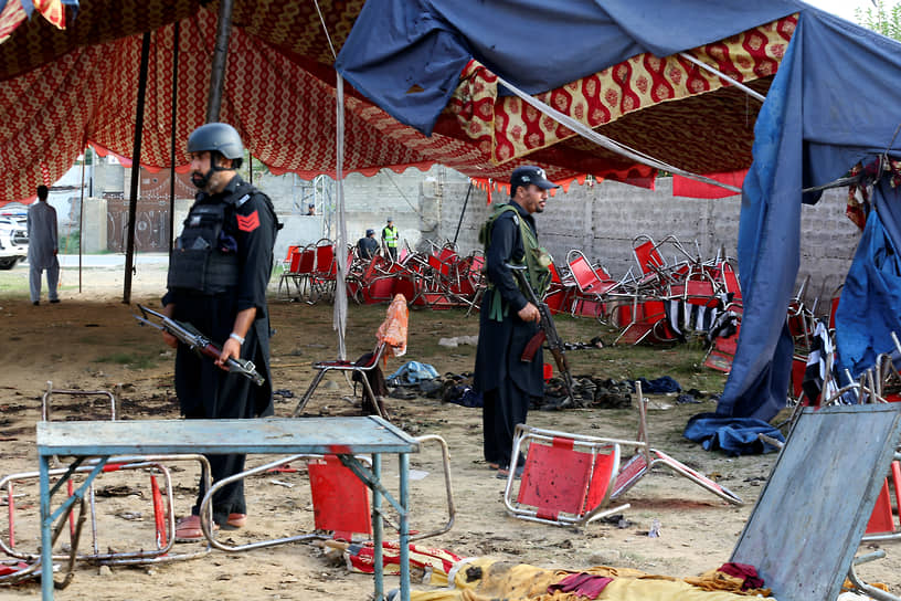 Сотрудники полиции в Пакистане после теракта 