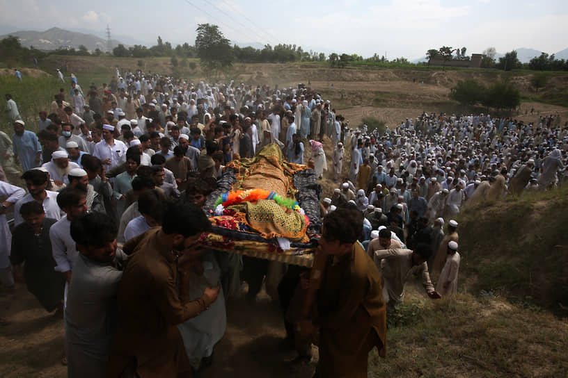 Похороны погибшей во время теракта в Пакистане 