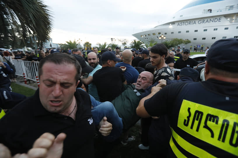 Грузинская полиция перекрыла все подходы к причалу и не дала агрессивно настроенным демонстрантам приблизиться к сходившим на берег российским туристам
