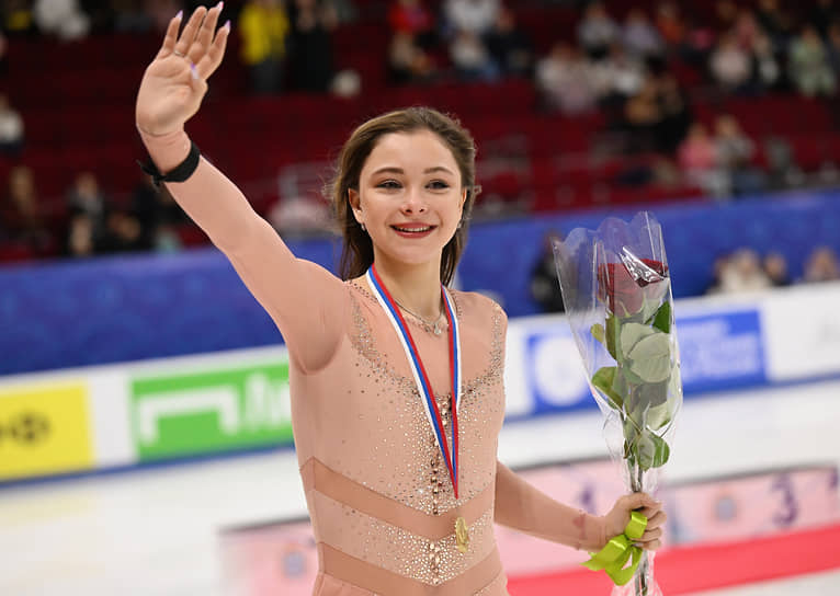 Софья Самоделкина на церемонии награждения победителей пятого этапа Гран-При России по фигурному катанию (ноябрь 2022 года)