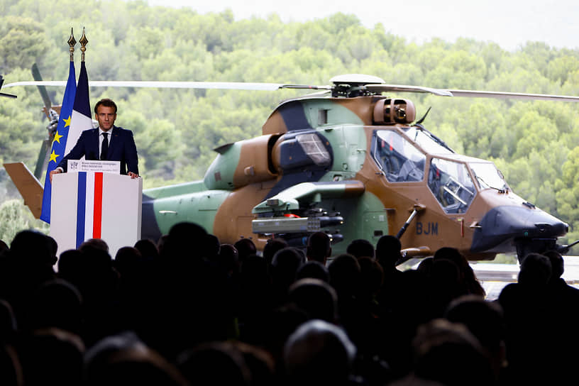 Президент Франции Эмманюэль Макрон выступает на военно-морской базе в Тулоне с речью о новой оборонной стратегии (ноябрь 2022 года)