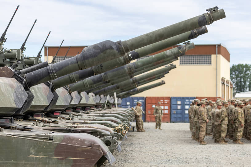 Осенью на Украину из США должна быть доставлена первая партия танков Abrams — шесть—восемь машин. Всего же США планируют передать Киеву 31 такой танк — или один танковый батальон
