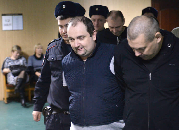 Защита Сергея Магина (в центре) отмечает, что, согласно обвинению, он стал одним из лидеров ОПГ сразу после освобождения