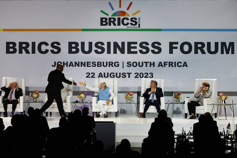 Почти все лидеры БРИКС, в отличие от Владимира Путина, разместились на сцене