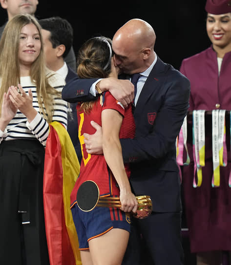 Женская сборная Испании впервые в своей истории выиграла чемпионат мира, но один лишь поцелуй в исполнении президента RFEF Луиса Рубиалеса отодвинул грандиозный успех команды на второй план