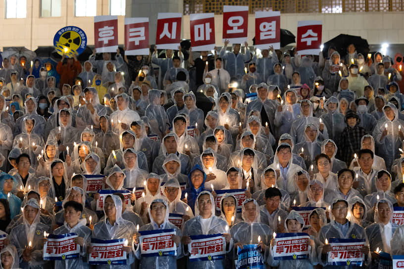Против сброса воды с аварийной АЭС «Фукусима-1» протестуют как в Японии, так и за рубежом (на фото: акция протеста, организованная южнокорейской оппозицией)