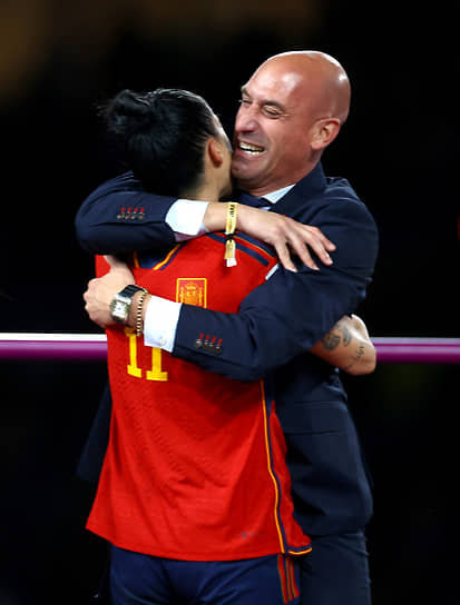 Поцелуй Луиса Рубиалеса (справа) и игрока женской сборной Испании Дженнифер Эрмосо стал причиной большого скандала