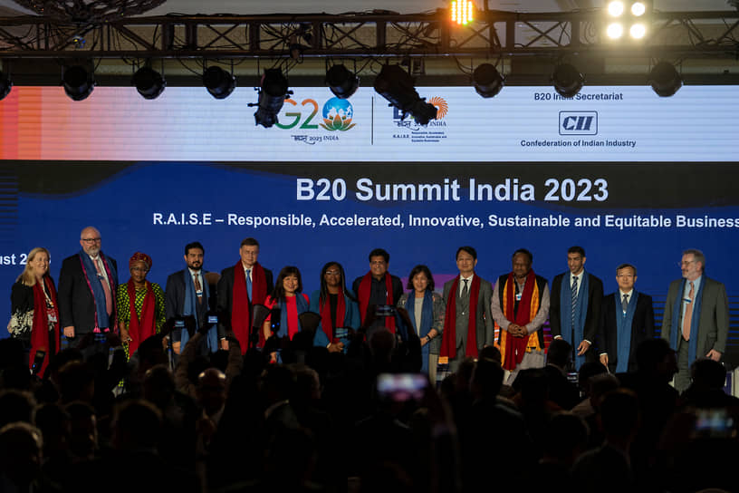 Групповое фото на полях встречи B20 в Индии