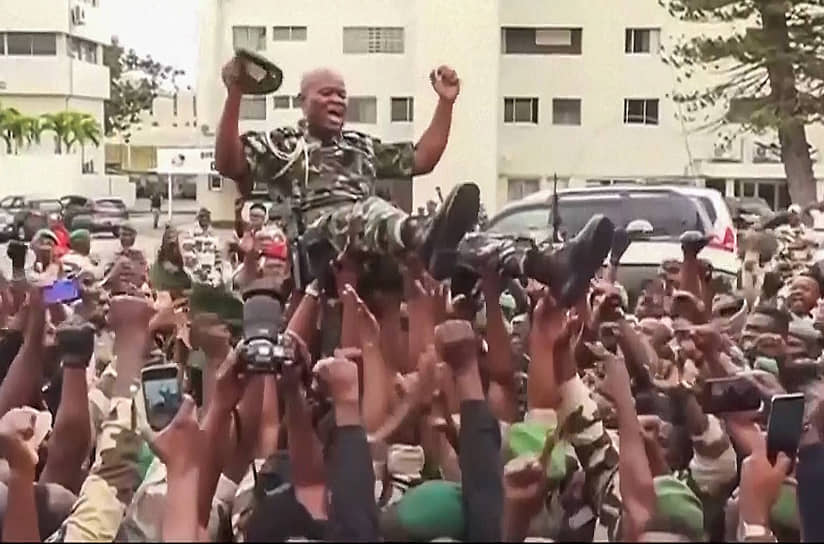 Переворот возглавил командующий Республиканской гвардией Брис Клотер Олиги Нгема. Местное телевидение показало сюжет о том, как его триумфально пронесли по улицам на руках сотни военных