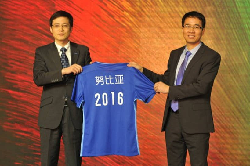 СЕО компании ZTE Ни Фэй (справа) и глава Китайской футбольной суперлиги (CSL) Лю Цзюнь