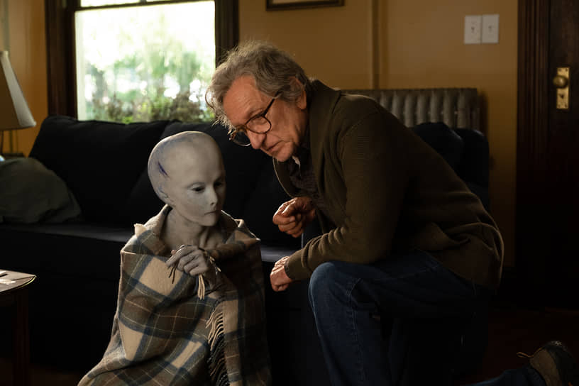 Самым лучшим слушателем для Милтона (Бен Кингсли) оказывается инопланетянин (Джейд Квон)