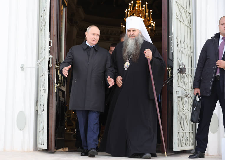Сразу после открытия дороги Владимир Путин поспешил в храм