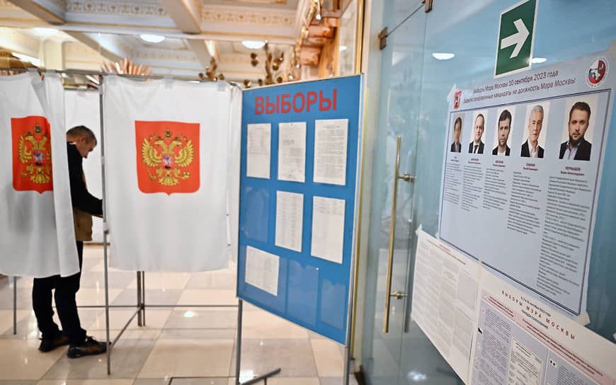 Москвичей, сохранивших верность бумажному бюллетеню (слева), на этих выборах оказалось вчетверо меньше, чем любителей электронного голосования