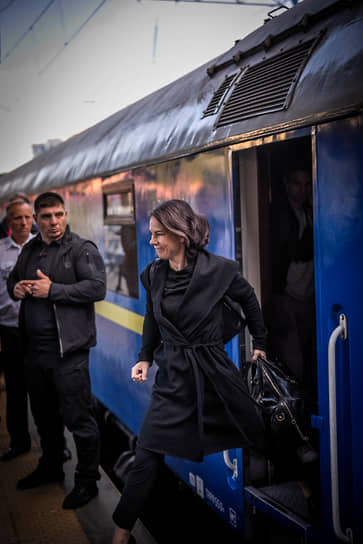 Глава МИД ФРГ Анналена Бербок уже в четвертый раз прибыла в Киев с необъявленным визитом на поезде из Польши