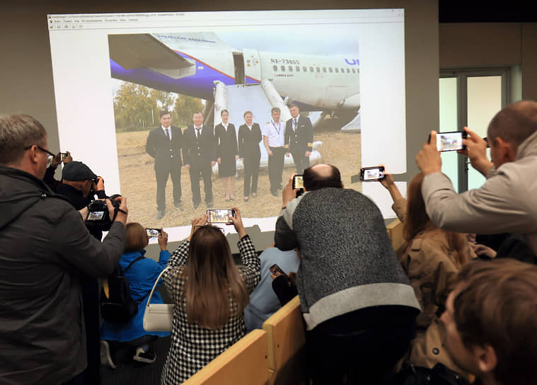 Журналистам на брифинге показали экипаж самолета