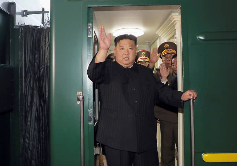 Отправляясь на бронепоезде в Россию, Ким Чен Ын, которого на вокзале провожали представители «руководящих кадров партии, правительства, силовых ведомств и масс», пожелал всем «спокойствия и успехов в работе»