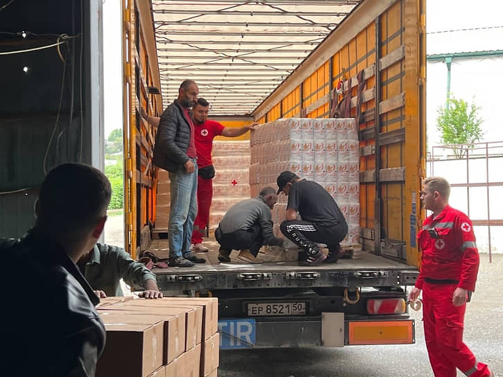 Команда Российского Красного Креста выдает гуманитарную помощь жителям Нагорного Карабаха
