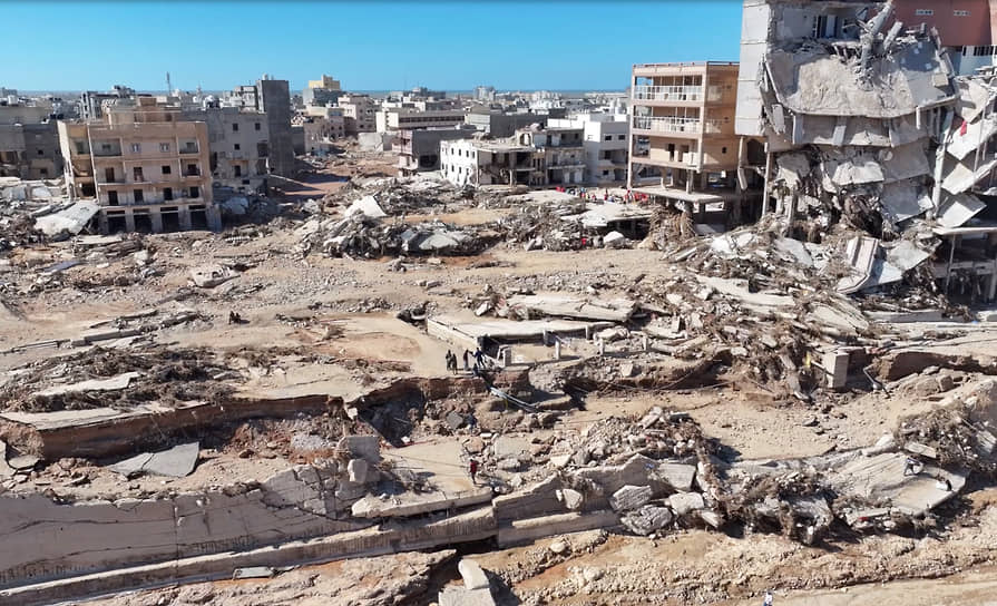 Последствия разрушительного наводнения в городе Дерне на северо-востоке Ливии
