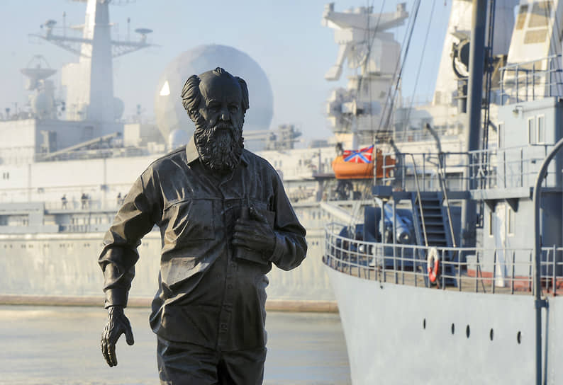 Фигура Александра Солженицына (памятник на Корабельной набережной Владивостока) не всем кажется уместной в современном ландшафте России
