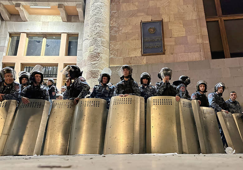 Обострение в Карабахе моментально перекинулось в Ереван: здание правительства попытались штурмовать тысячи протестующих