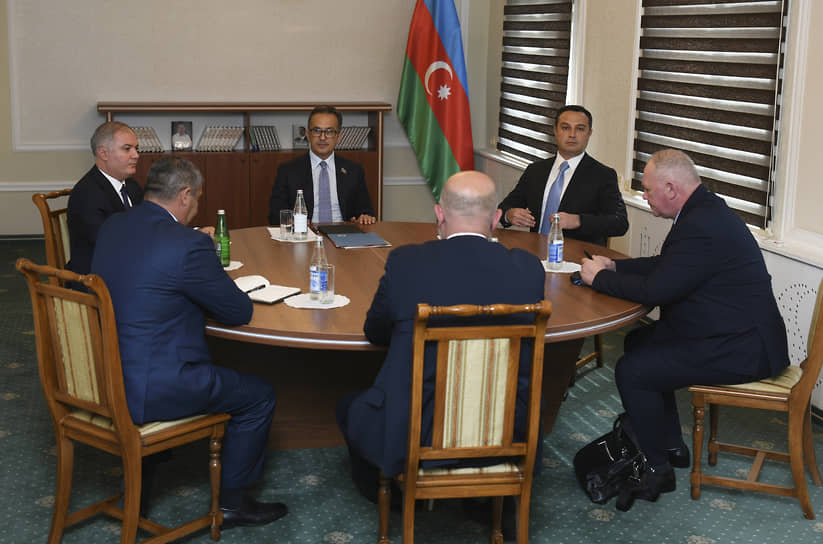 На встрече в Евлахе среди прочего обсуждалась «организация деятельности армянского населения Карабаха на основе Конституции и законов Азербайджанской Республики»