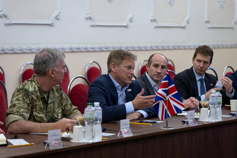 Министр обороны Великобритании Грант Шаппс (второй слева) на встрече с министром обороны Украины Рустемом Умеровым