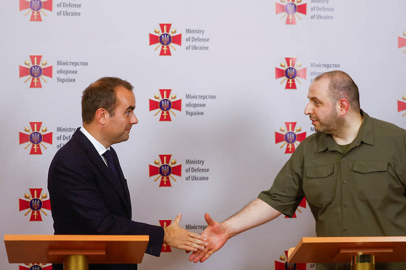 Министр обороны Украины Рустем Умеров (справа) и его французский коллега Себастьен Лекорню 