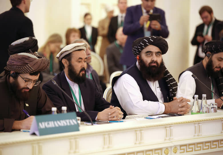 Делегаты из Афганистана во главе с Амир Ханом Моттаки (второй справа) попытались убедить участников казанской встречи, что талибы рады любым инвесторам — при условии, что они уважают традиционные афганские порядки и ценности