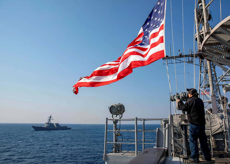 Корабль ВМС США в Средиземном море