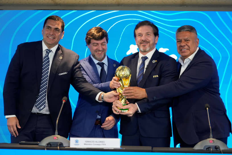 Слева направо: президент Парагвайской футбольной ассоциации Роберт Харрисон, президент Уругвайской футбольной ассоциации Игнасио Алонсо, президент и вице-президент Южноамериканской конфедерации футбола Алехандро Домингес и Клаудио Тапия
