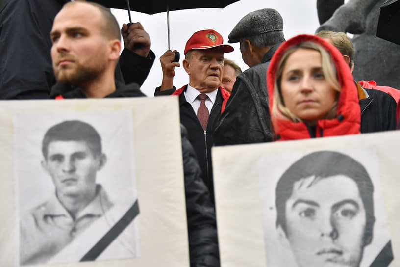 Лидер КПРФ Геннадий Зюганов (в центре) видит в событиях 1993 года много пересечений с современностью, но для большинства молодых коммунистов это уже просто история