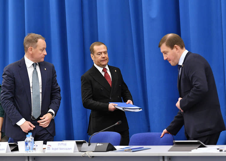 Дмитрий Медведев (в центре) признал, что бюджет формируется в «крайне непростых условиях», а Александр Сидякин (слева) и Андрей Турчак (справа) с ним не спорили