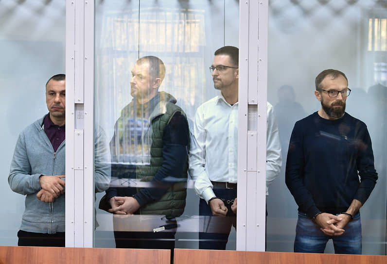 Участники ОПГ Александр Лежнев, Иван Шумигай, Александр Вашурин и Александр Золотых дослушивали приговор за стеклом вместе