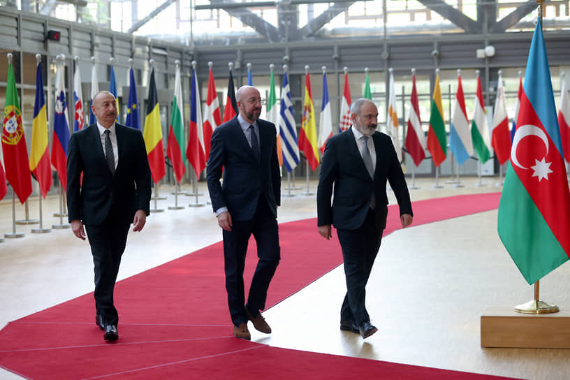 Слева направо: президент Азербайджана Ильхам Алиев, председатель Европейского совета Шарль Мишель и президент Армении Никол Пашинян, май 2023 года