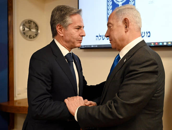 Израильский премьер Биньямин Нетаньяху (справа) попросил госсекретаря Энтони Блинкена передать благодарность президенту США и американскому народу за «невероятную поддержку Израиля в войне против варваров “Хамаса”»