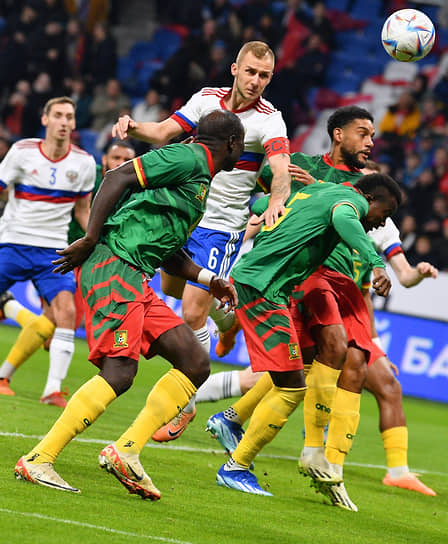 Сборной России удалось продавить физически мощную камерунскую команду и забить победный гол после навеса в штрафную площадь