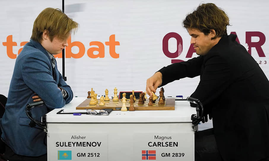 Магнус Карлсен (справа) заявил, что «потерял способность концентрироваться», увидев на руке Алишера Сулейменова часы