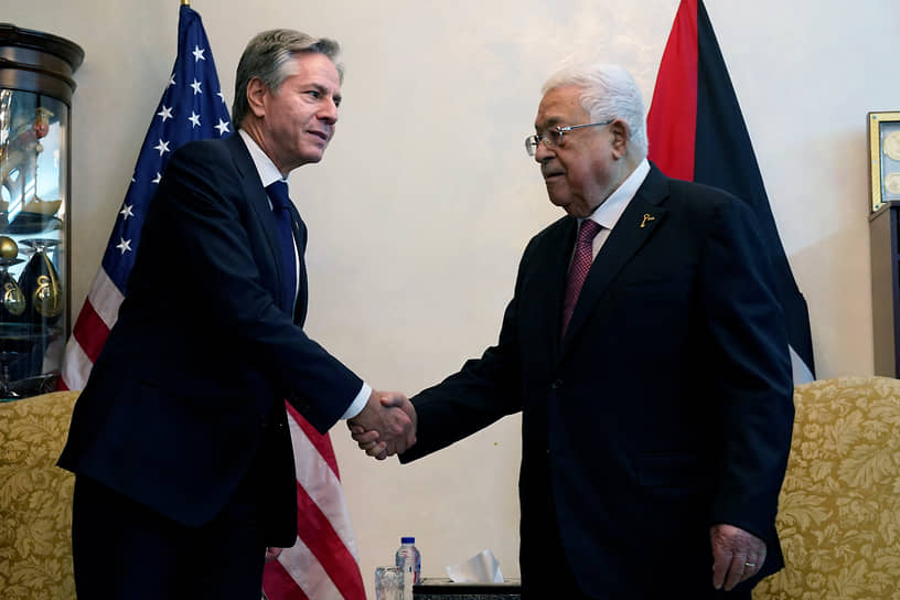 Госсекретарь США Энтони Блинкен (слева) и президент Палестины Махмуд Аббас