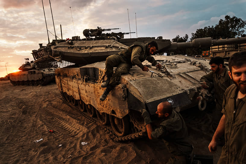 Готовясь к наземной операции, израильтяне стягивают бронетехнику к границе с сектором Газа