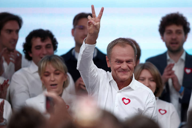 Лидер партии «Гражданская коалиция», экс-премьер Польши Дональд Туск (в центре) доволен результатами выборов