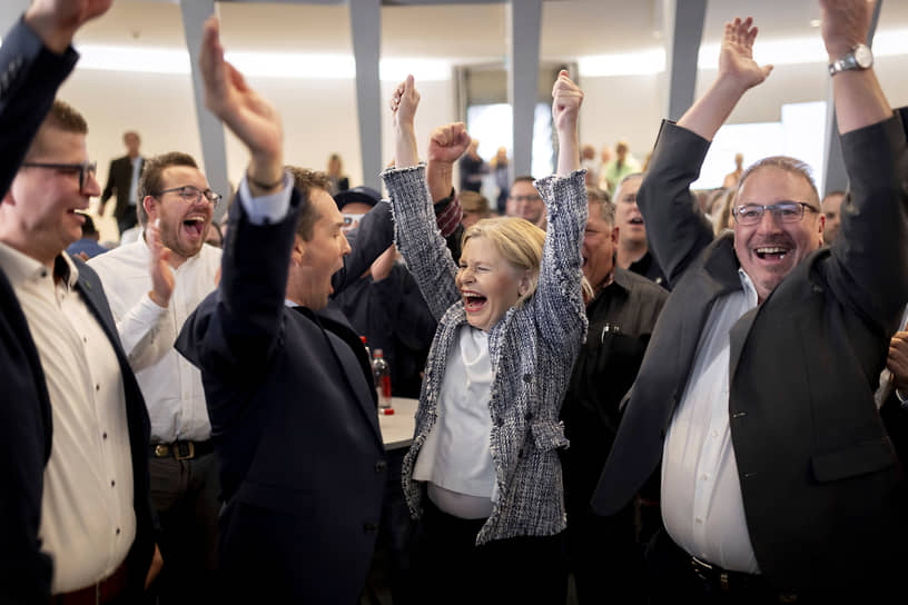 Члены Швейцарской народной партии празднуют успех в городе Санкт-Галлене
