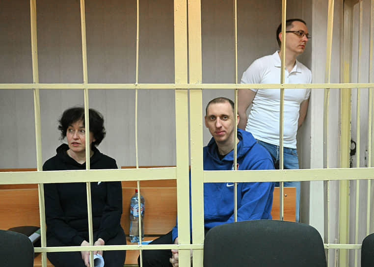 Станислав Матюхин (в центре), Алексей Голубев (справа) и Евгения Россиева (слева) начало процесса по их делу проведут под арестом