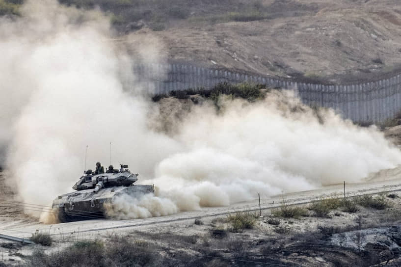 Израильский танк на позиции возле города Сдерота неподалеку от границы с сектором Газа
