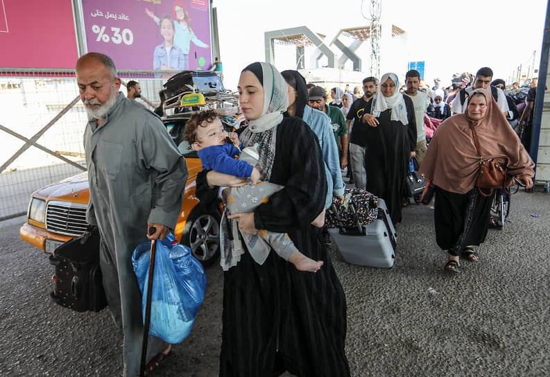 Впервые с начала войны между Израилем и «Хамасом» сотни иностранцев и палестинцев с двойным гражданством смогли покинуть сектор Газа через КПП «Рафах» на границе с Египтом